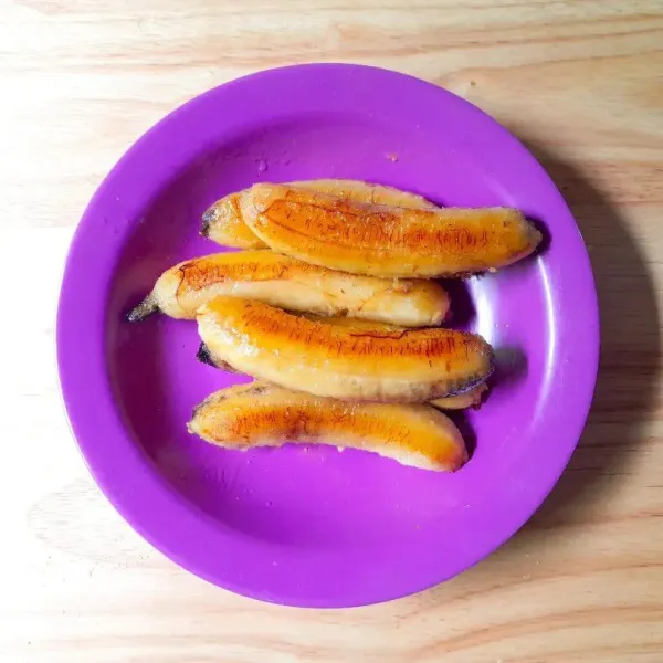 Kupas pisang, kemudian tumis bersama mentega agar lunak dan harum. Kebetulan aku pakai pisang yang matang, jadi mengeluarkan sari/ madu alami yang membuat rasa pisang lebih manis.