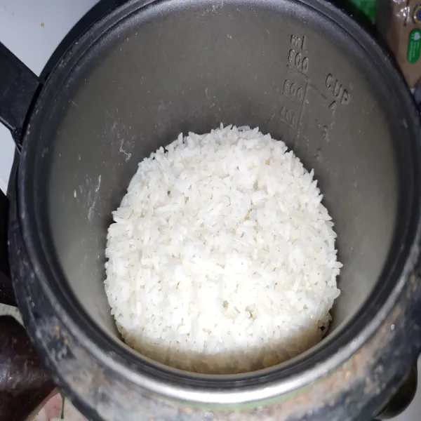 Masak nasi seperti biasa memasak nasi.