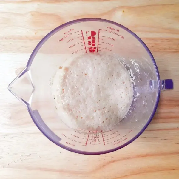 Larutkan gula pasir ke dalam susu hangat, kemudian masukan ragi instant aduk rata. Diamkan sampai ragi berbuih yang tandanya ragi telah aktif. Tambahkan telur kemudian aduk rata.