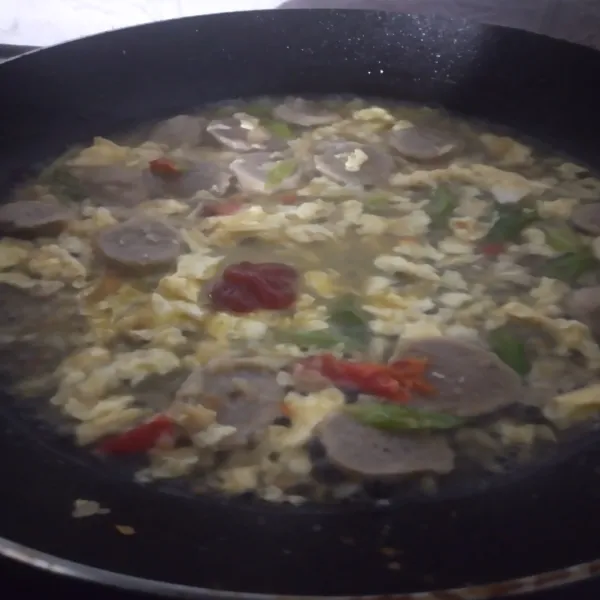 Tuang telur lalu orak-arik hingga matang, tuang air, masukkan bakso, aduk, masak hingga air mendidih, tambahkan saus tomat, saus tiram.