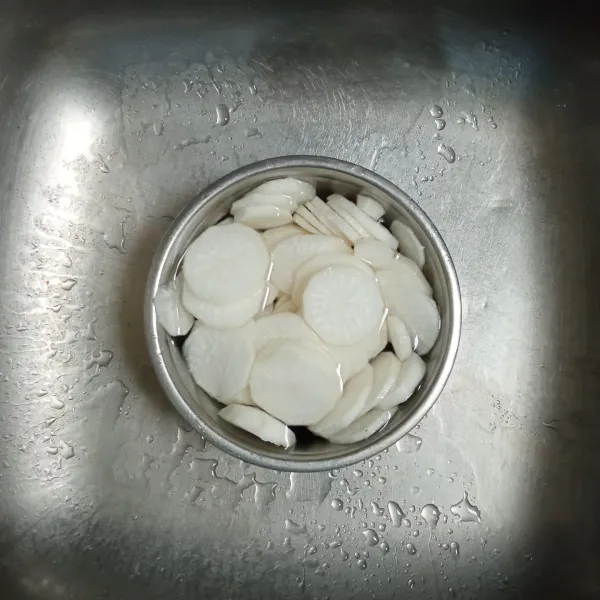 Remas-remas lobak dengan menggunakan sedikit garam, kemudian cuci bersih.