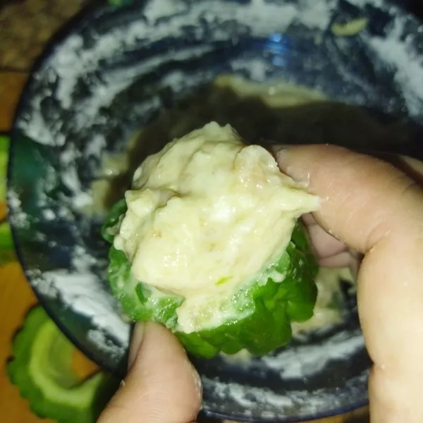 Sedang bagian atasnya tata adonanya agak tinggi melebihi tinggi pare.