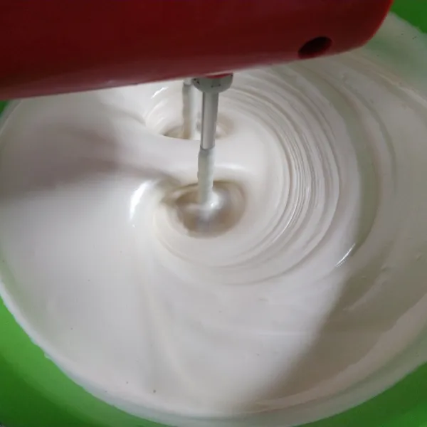 Mixer dengan kecepatan tinggi telur, gula, vanili, dan SP sampai pucat dan mengembang.
