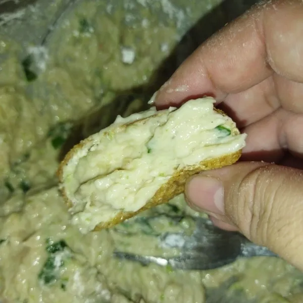 Untuk tahu, saya menggunakan tahu pong berbentuk kotak, lalu potong menajdi 2 bagian menajdi bentuk segitiga, lalu beri adonan  secukupnya.