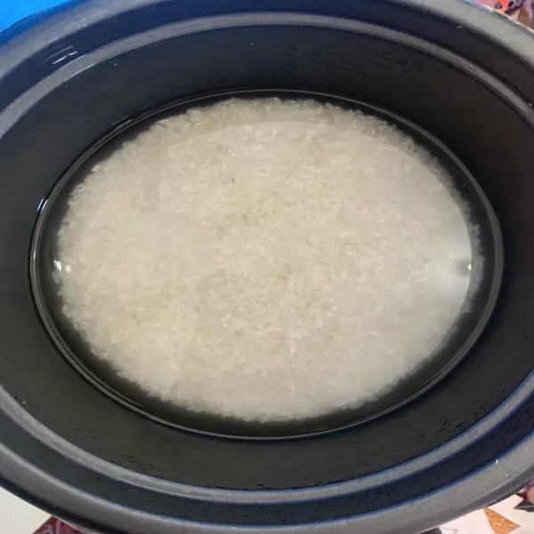 Cuci bersih beras, lalu tambahkan air secukupnya seperti masak nasi di rice cooker biasa.