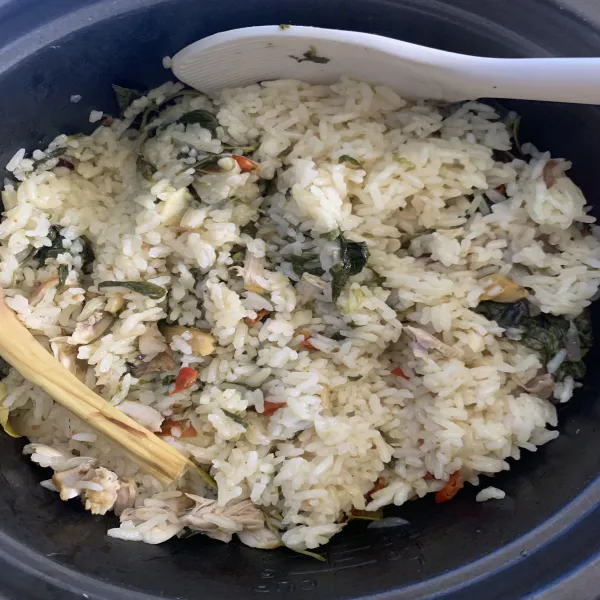Setelah matang, aduk nasi agar matang merata dan tidak kering. Lalu, nasi liwet siap untuk disajikan.