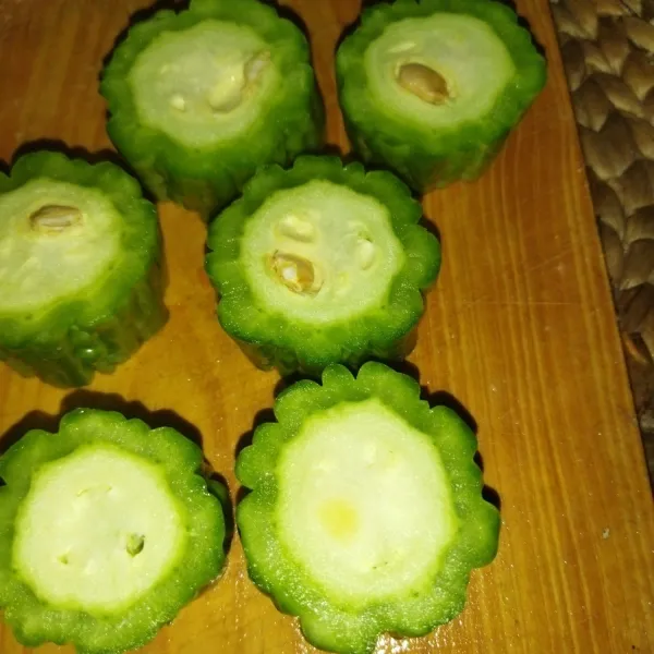 Siapkan pare, potong-potong.