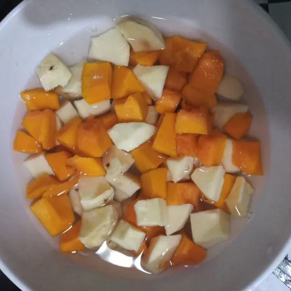 Kupas labu kuning dan ubi putih, potong dadu lalu cuci bersih.