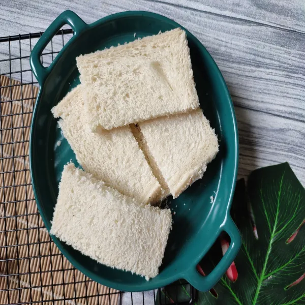 Potong roti menjadi 2 bagian atau sesuai selera.