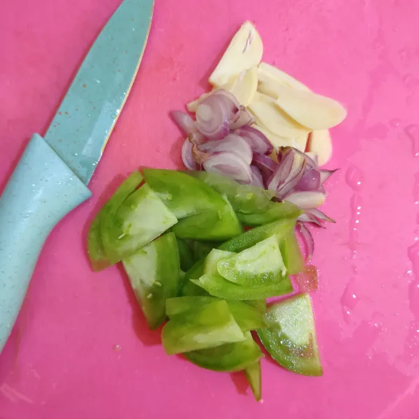 Iris tipis bawang merah dan bawang putih, lalu potong-potong tomat.