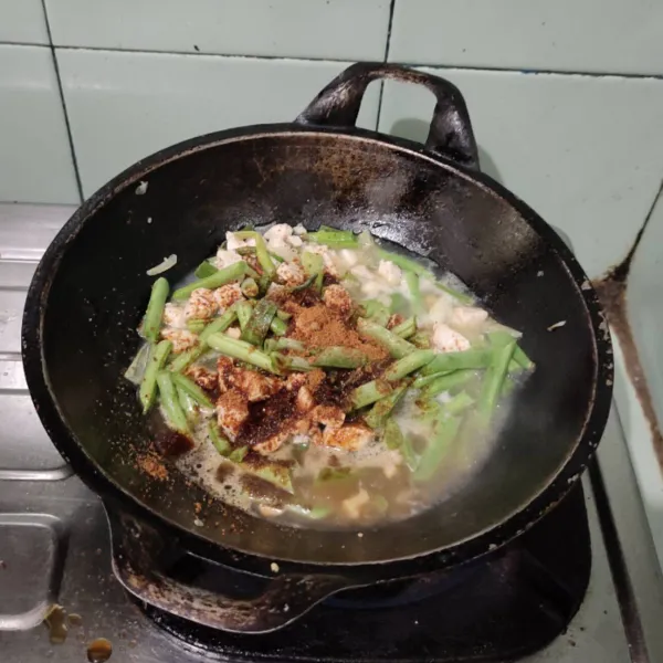 Tambahkan brown sugar, sejumput garam, kaldu dan merica.