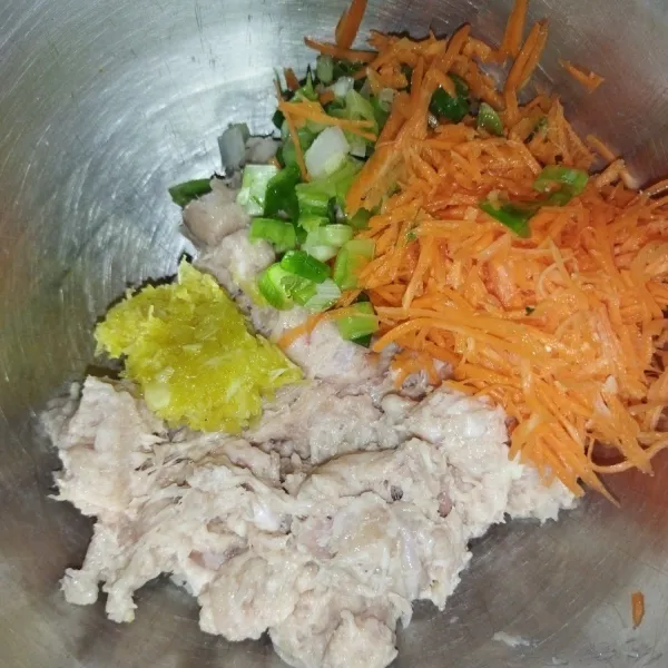 Lalu tambahkan wortel serut, daun bawang dan bawang putih yang sudah dihaluskan.