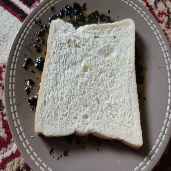 Celupkan roti ke dalam kocokan telur hingga merata di kedua sisinya.