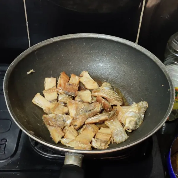 Goreng ikan asin dengan sedikit minyak hingga kering dan berkulit.
