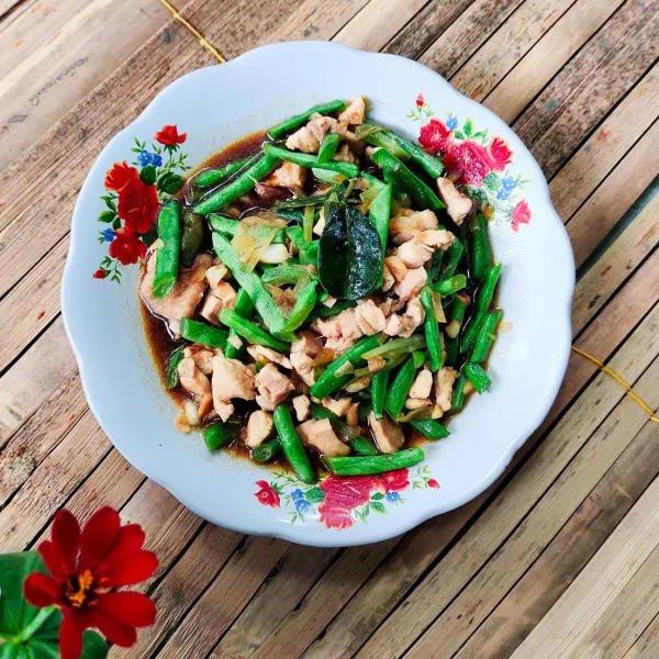 Masak hingga buncis setengah empuk dan cek rasa lalu sajikan.