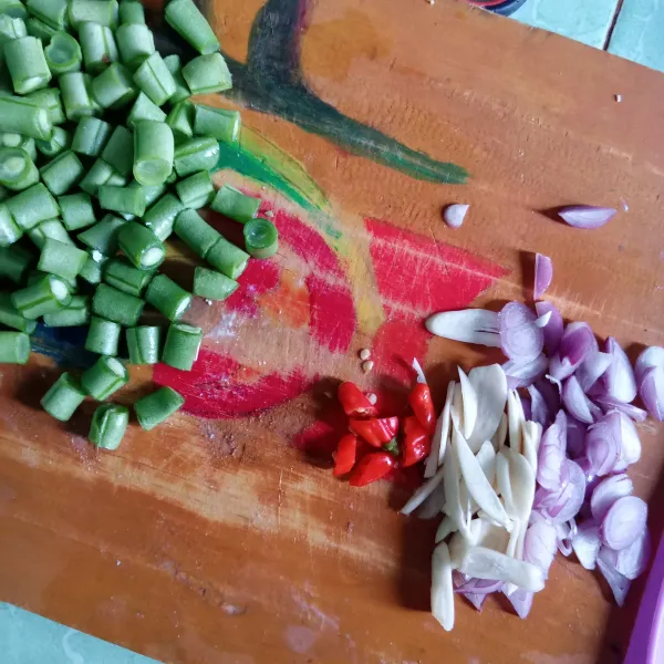 Siapkan buncis potong kecil, iris bawang merah dan bawang putih serta cabai rawit.