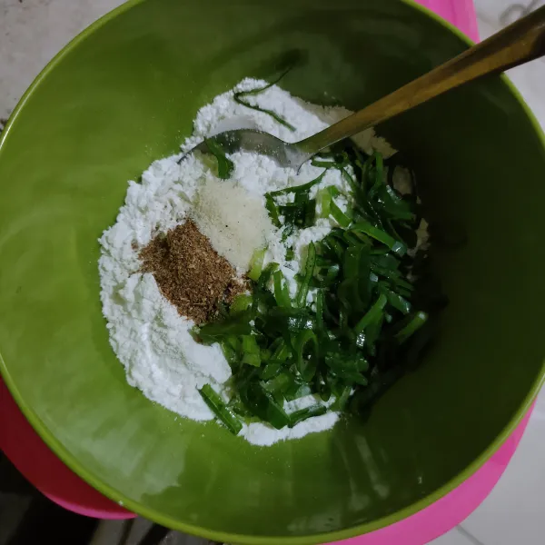 Campurkan tepung terigu, tepung beras, daun bawang, kaldu bubuk dan ketumbar bubuk.