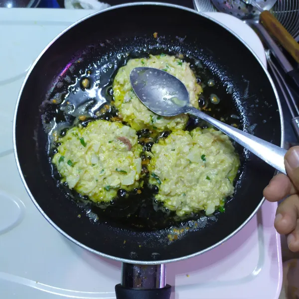 Panaskn 2 sdm margarin, masukkan sesendok adonan. Pipihkan dan bulatkan.