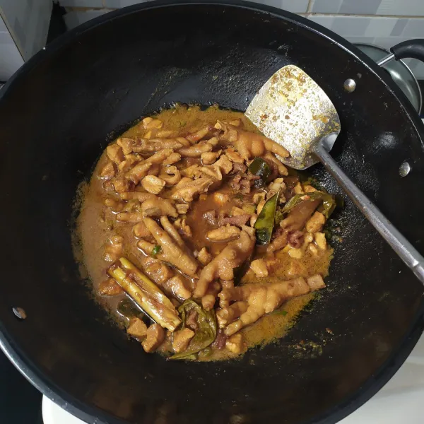 Setelah ayam matang dan berminyak. Koreksi rasa dan siap disajikan sebagai topping mie ayam.