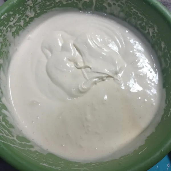 Mixer dengan speed tinggi gula pasir, telur dan sp sampai kental berjejak.