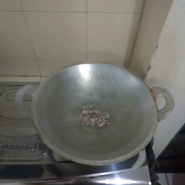 Tumis bawang merah dan bawang putih sampai harum.