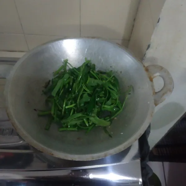 Masukkan kangkung.