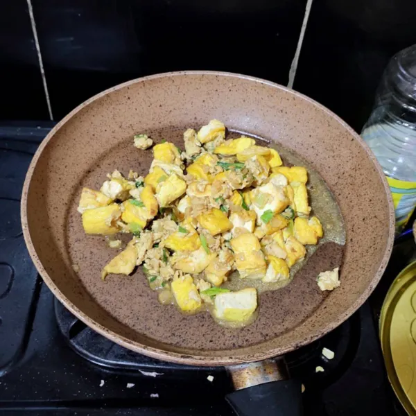 Tambahkan tahu, lalu aduk rata.