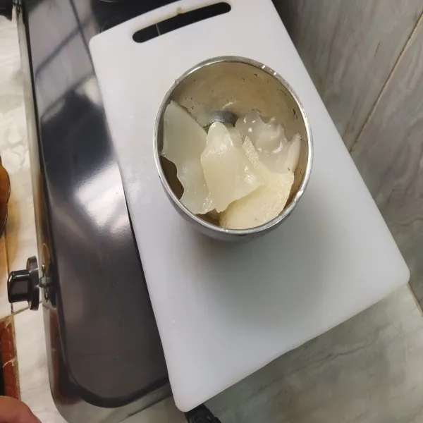 siapkan kaldu ceker (disini kaldu nya sudah berbentuk jelly karena disimpan di kulkas sebelum dimasak)