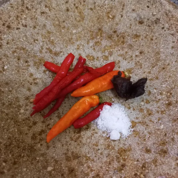 Haluskan cabai merah keriting, cabai rawit, garam, gula merah dan asam jawa.