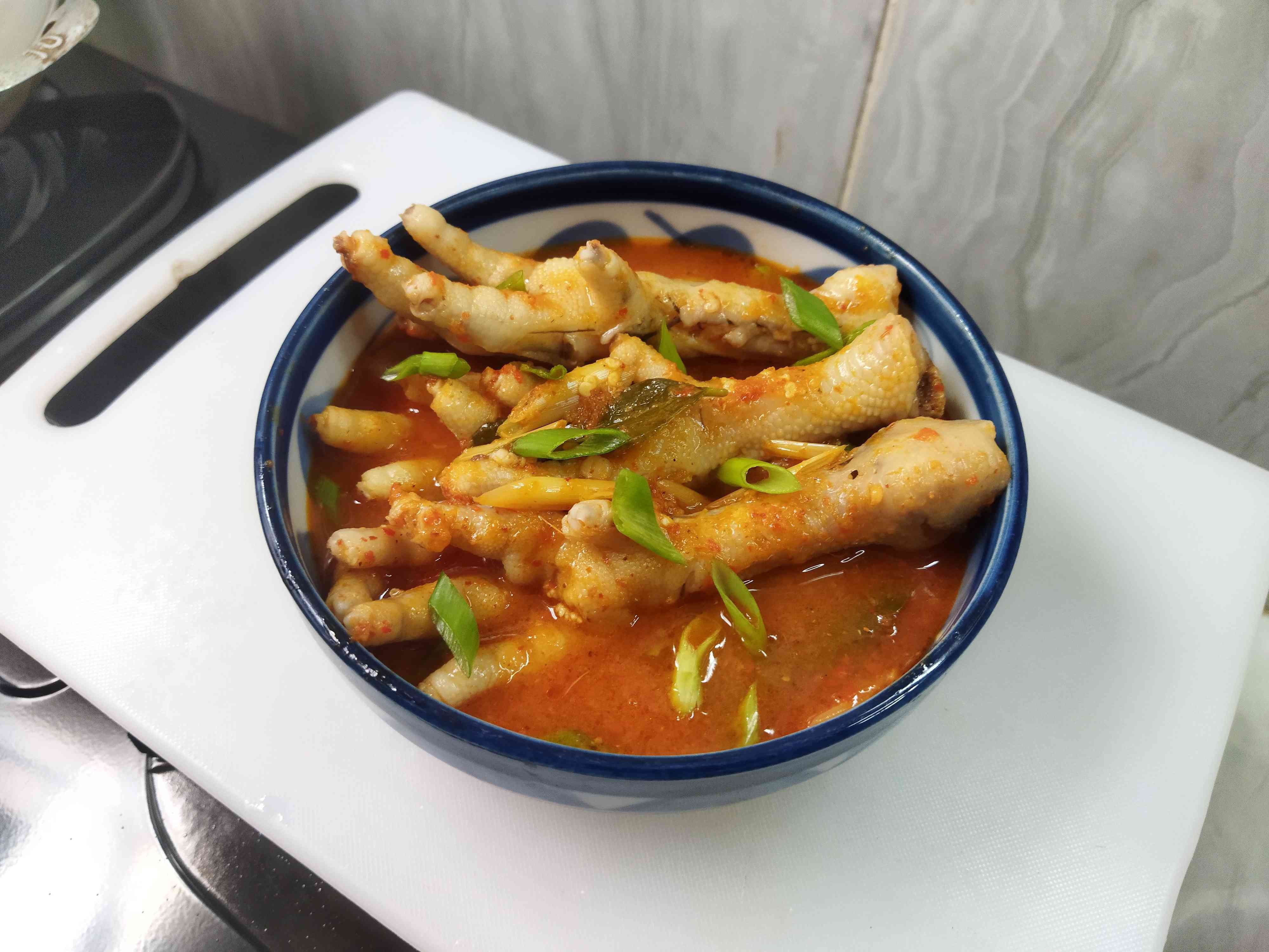 Proses menumis bumbu untuk Ceker Mercon Pedas Manis