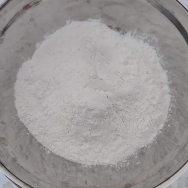 Masukkan tepung ketan dan garam kedalam mangkok, aduk rata.