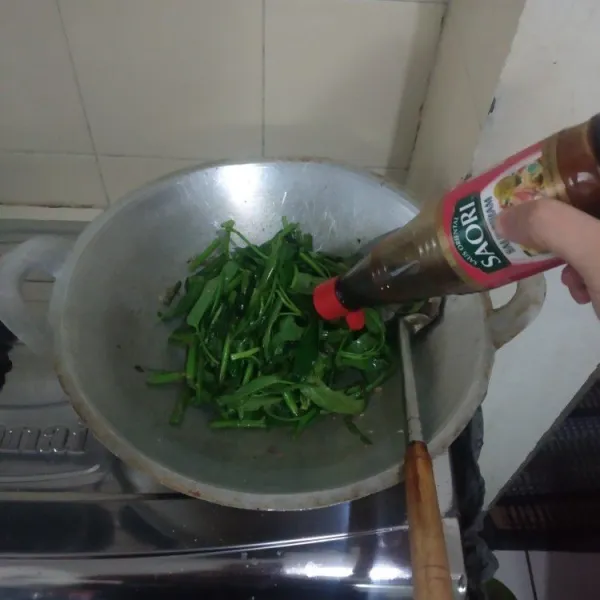 Beri garam dan saus tiram lalu aduk rata.