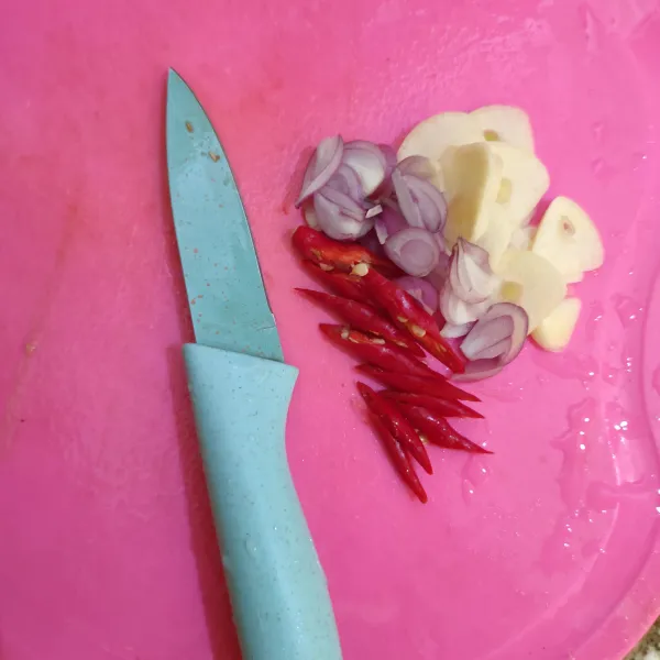 Iris tipis bawang merah, bawang putih dan cabai.