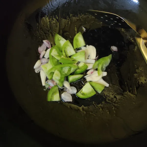 Tumis bawang merah dan bawang putih hingga harum, masukkan tomat, tumis kembali hingga matang.