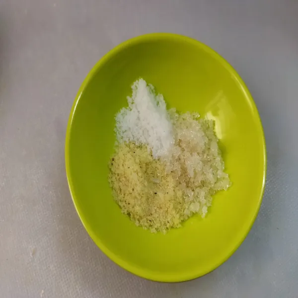 siapkan kaldu bubuk, garam dan gula pasir