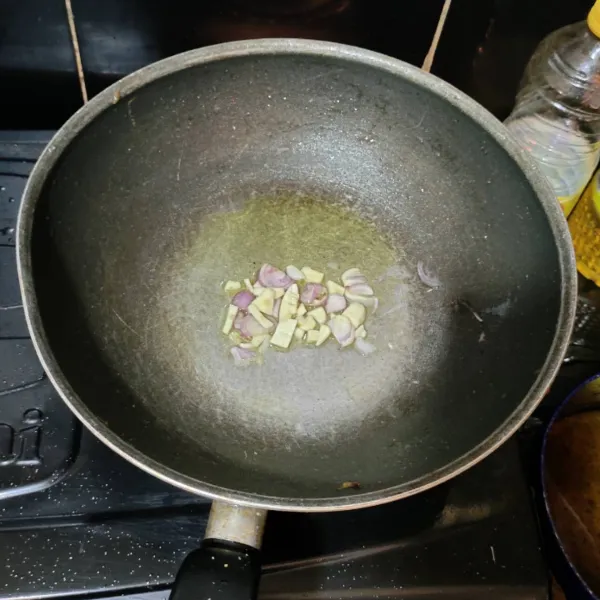 Tumis bawang putih dan bawang merah dengan sedikit minyak hingga harum.