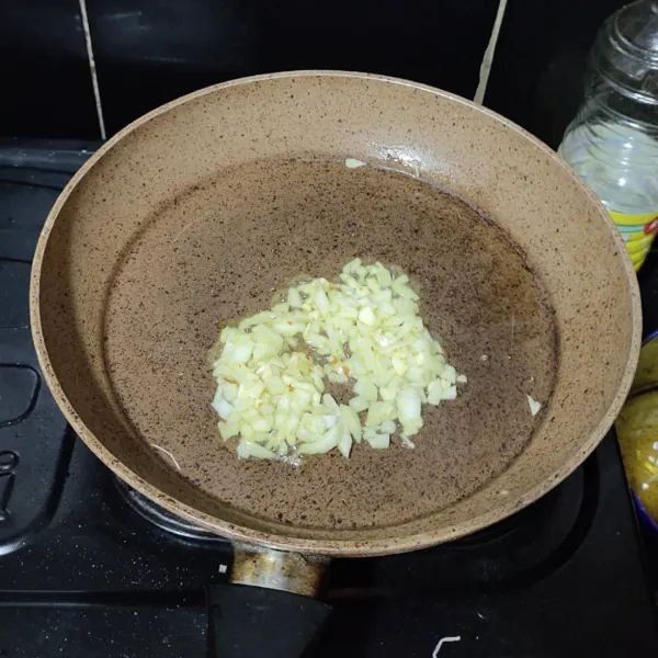 Tumis bawang putih dan bawang bombay dengan sedikit minyak hingga harum.