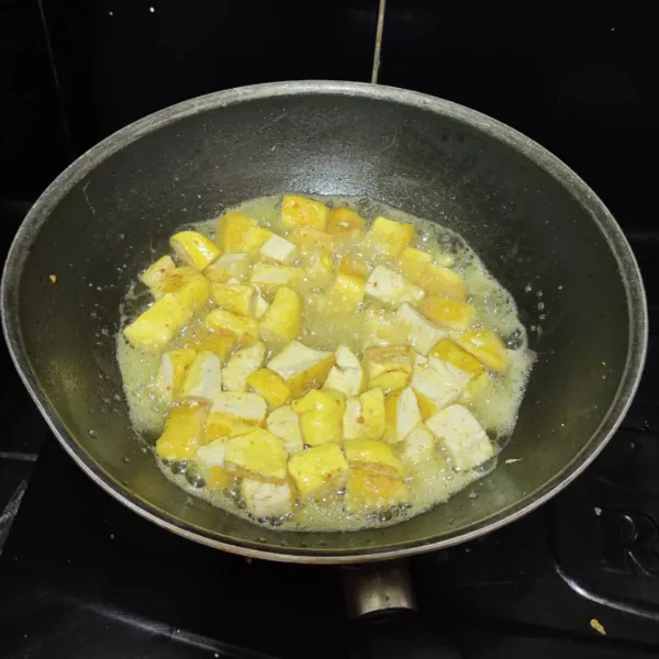 Goreng tahu setengah kering, lalu angkat.