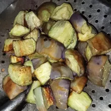 Potong-potong terong dan goreng hingga matang, angkat dan tiriskan.