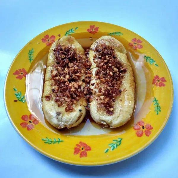 Susun pisang dipiring, kemudian siram dengan saus gula merah dan taburi dengan kacang tanah goreng yang sudah ditumbuk, sajikan.