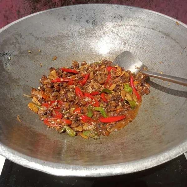 Tuang kecap, aduk lagi, cek rasa, masak sampai air menyusut dan sajikan.