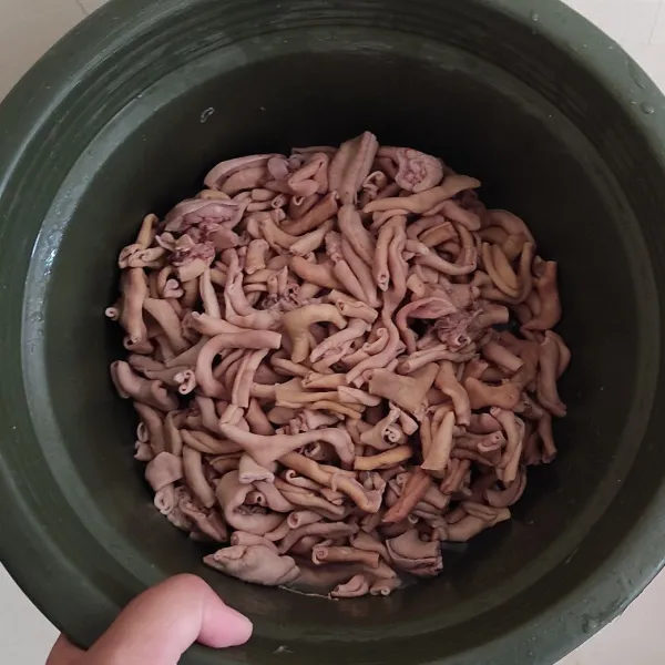 Cuci bersih usus ayam lalu potong sesuai selera.