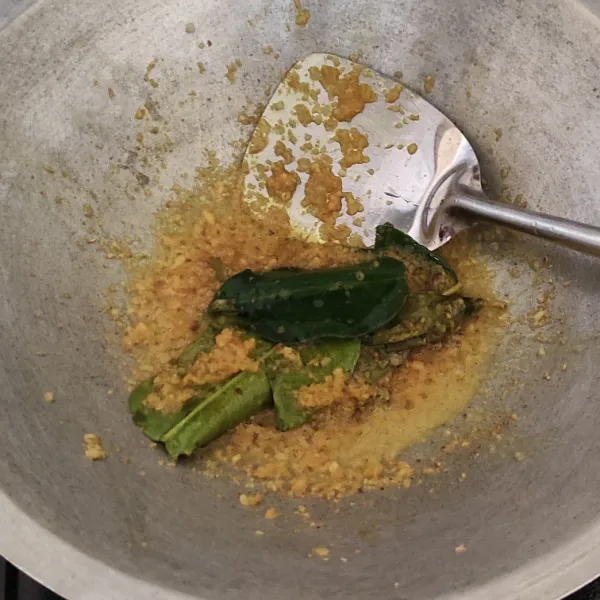 Haluskan bahan bumbu, lalu tumis dengan daun jeruk daun salam sampai tanak dan harum.