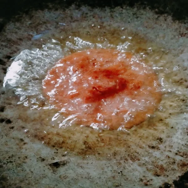 Panaskan secukupnya minyak ke dalam wajan. 
Tuang 1 sendok sayur adonan. 
Siram sekeliling adonan dengan minyak panas. 
Angkat dan tiriskan.