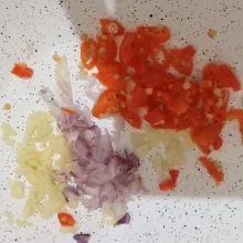 Iris-iris bawang putih, bawang merah dan cabe lalu tumis dengan minyak goreng hingga wangi.