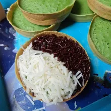 Beri topping susu kental manis, meses dan keju, siap disajikan.