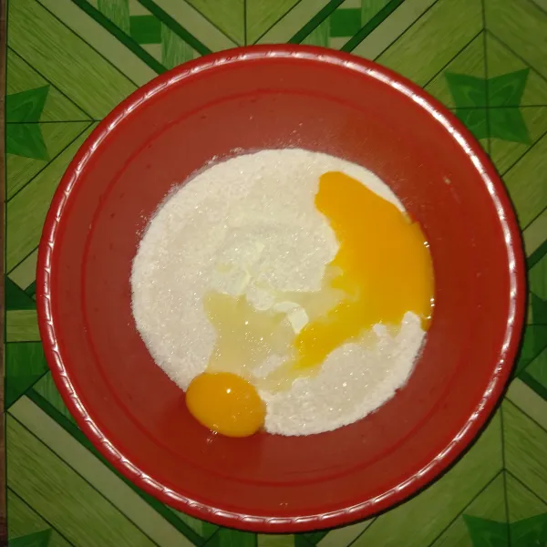 Masukkan tepung terigu, gula pasir, kuning telur, aduk rata.