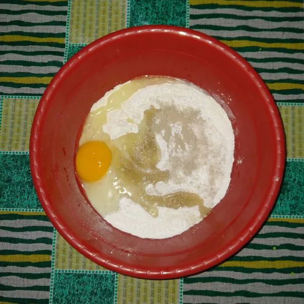Campur tepung terigu, tepung beras, gula pasir, fermipan, baking powder, garam dan telur.