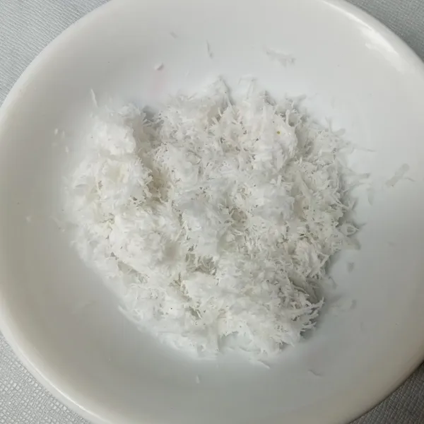 Kukus kelapa parut dan garam selam 10 menit, sisihkan.
