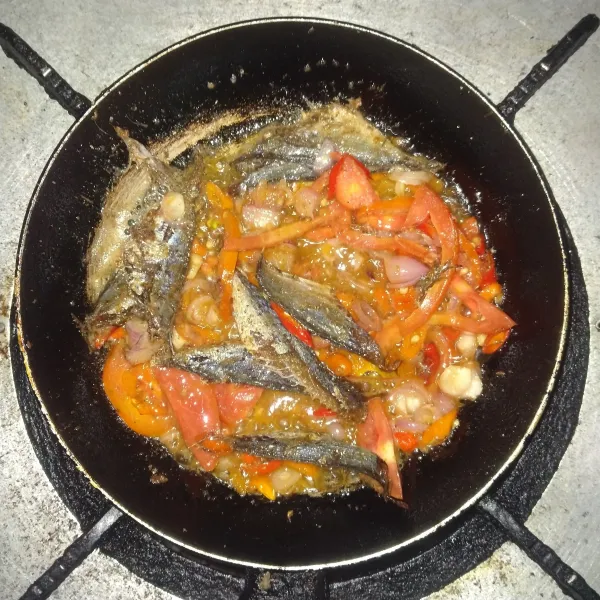 Campur dengan ikan asin beri garam, gula pasir, merica bubuk dan penyedap rasa hingga merasuk dan siap disajikan.